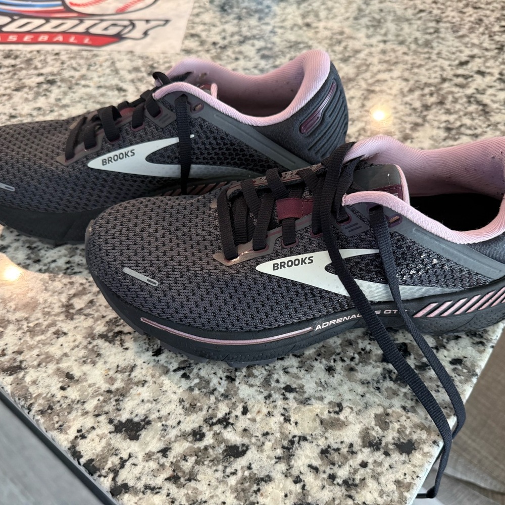 Brooks Women's Athletic Shoes - Gray and light pinkish/purple
